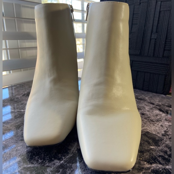 M6 Lexey Bootie Cream and Black flare Heel Never Worn Size 8 1/2M/ 39 - Picture 4 of 16